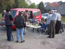 Pokale und Urkunden werden hier gepr&uuml;ft.