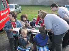 An der Anmeldung dr&auml;ngeln sich nicht nur die Wettk&auml;mpfer.